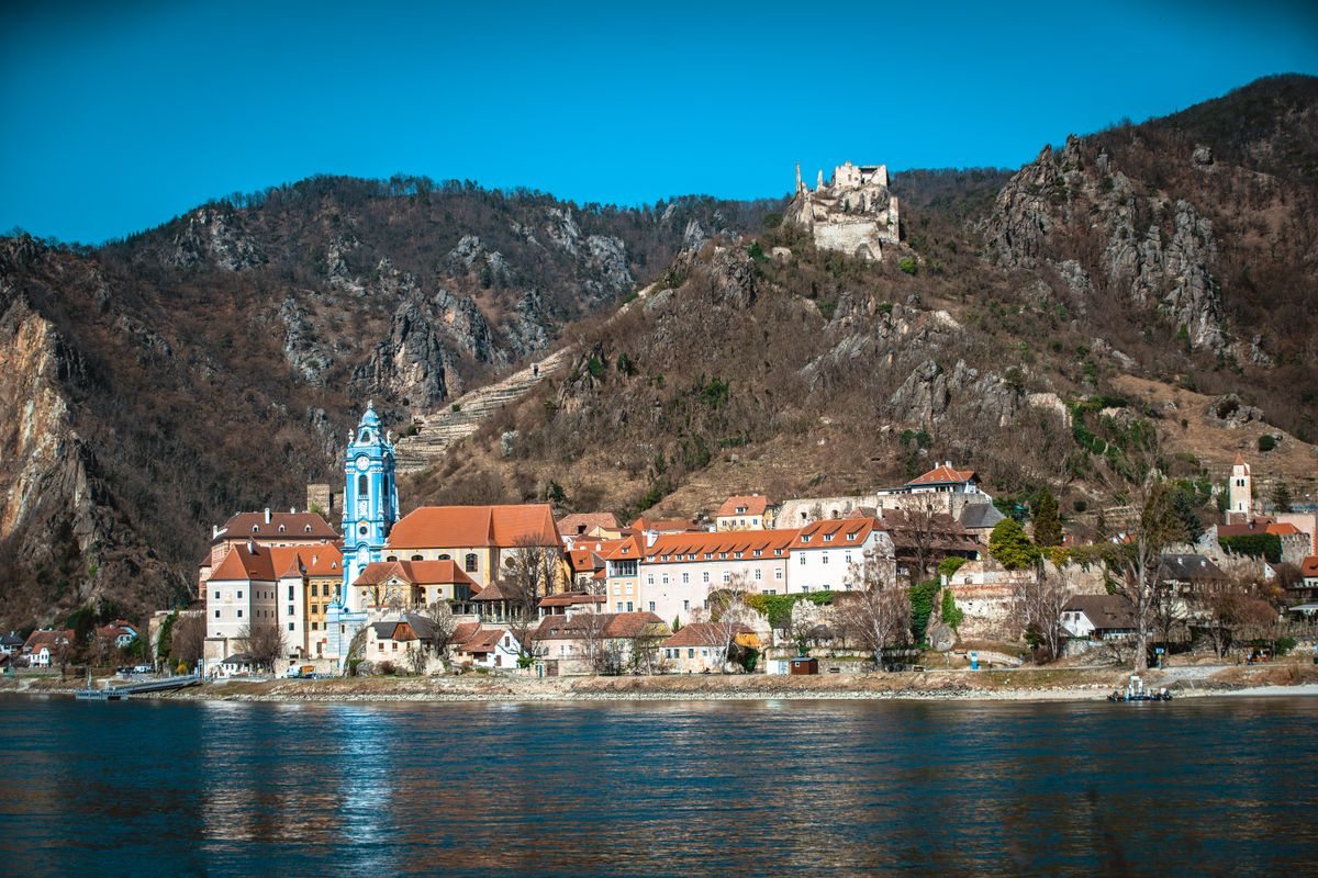 Vilarejo de Dürnstein com torre azul e castelo, no Vale de Wachau, Áustria