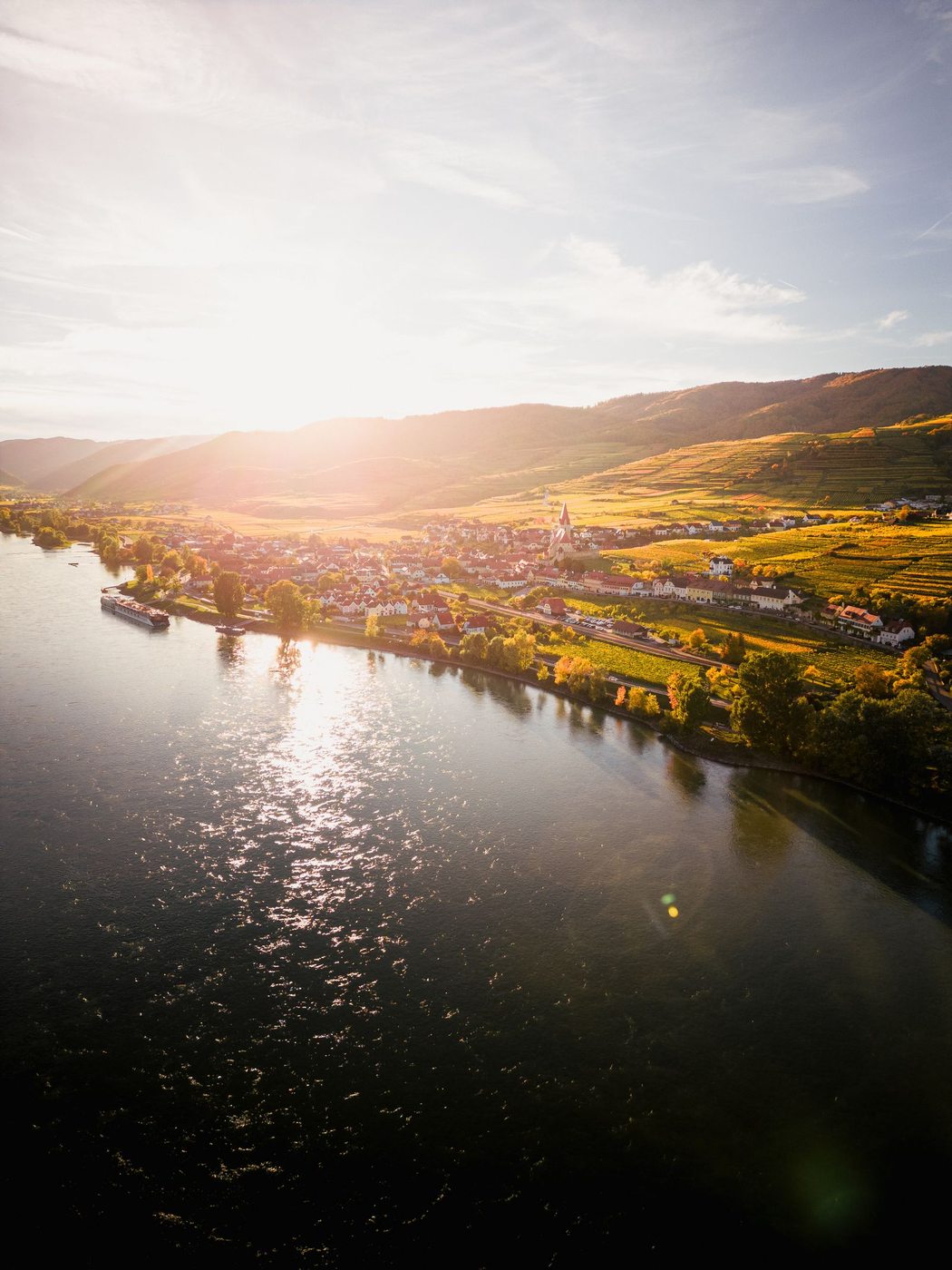 Vista aérea do Vale de Wachau ao entardecer, Áustria