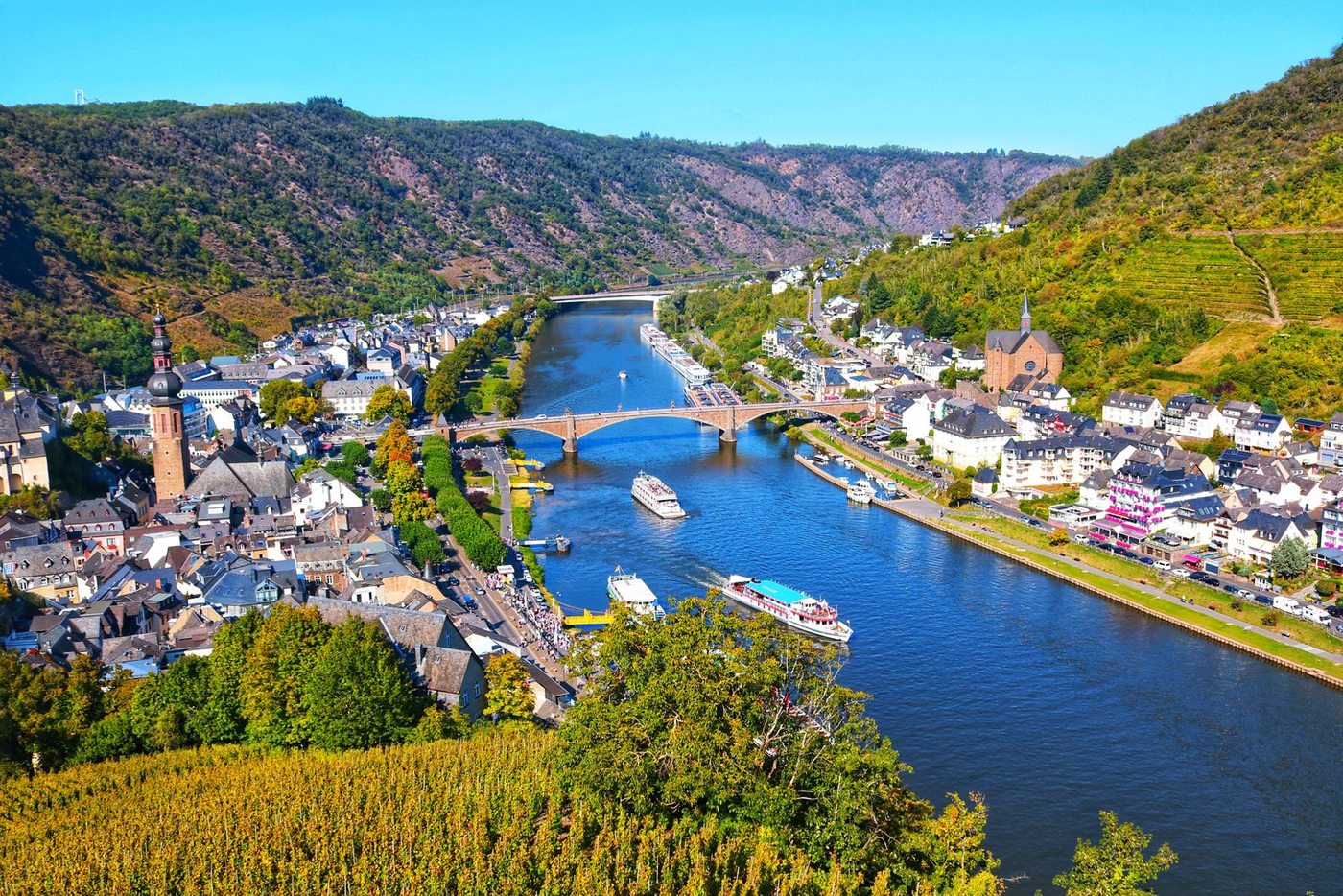 Vista aérea de Cochem com o rio Mosel entre vinhedos, Alemanha