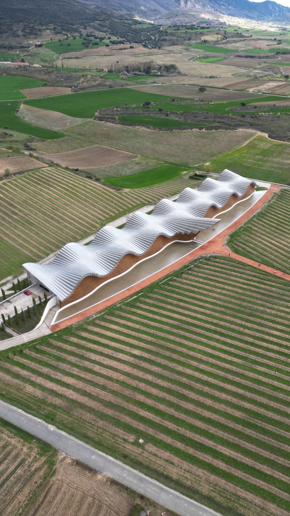 Vinícola contemporânea entre os vinhedos de La Rioja, Espanha